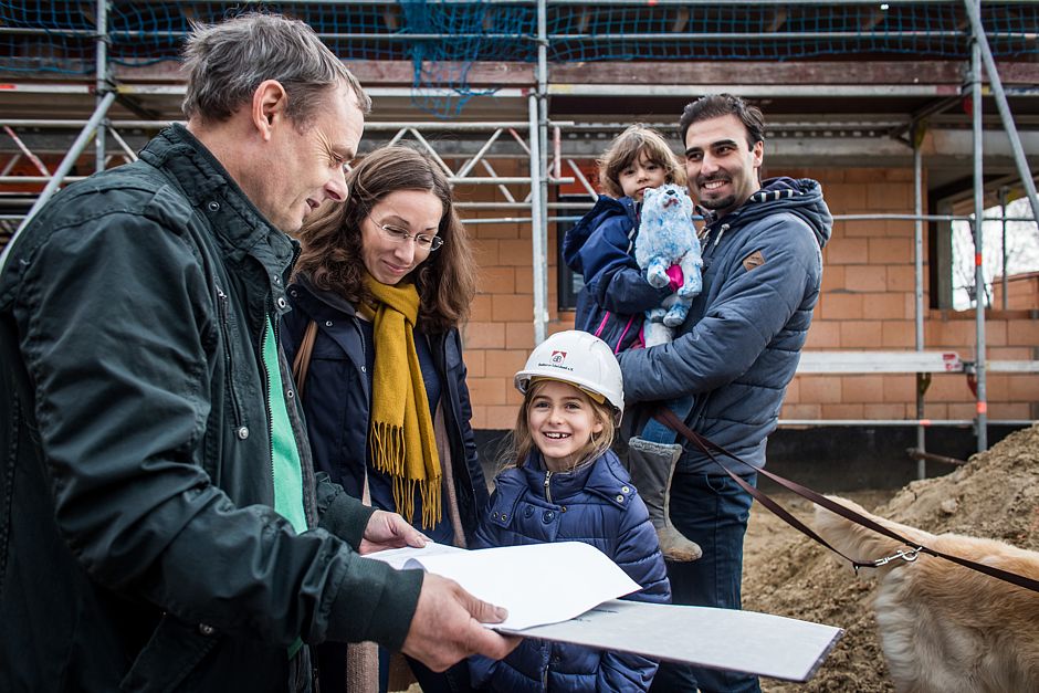 Bauherrenberater Dipl. Ing. Gerd Miethe im Gespräch mit der Bauherrenfamilie Schmitzer