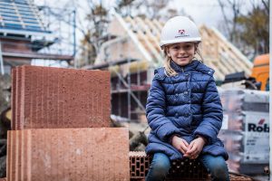 Tochter Svea ist bei jeder Baustellenkontrolle dabei und verfolgt aufmerksam, wie das Haus mit ihrem Zimmer entsteht und ob alle ihre Wünsche erfüllt werden.