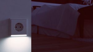 Selbstleuchtende Rahmen an Steckdosen, Lichtschaltern und Türschlössern © E-Plus /  Jung