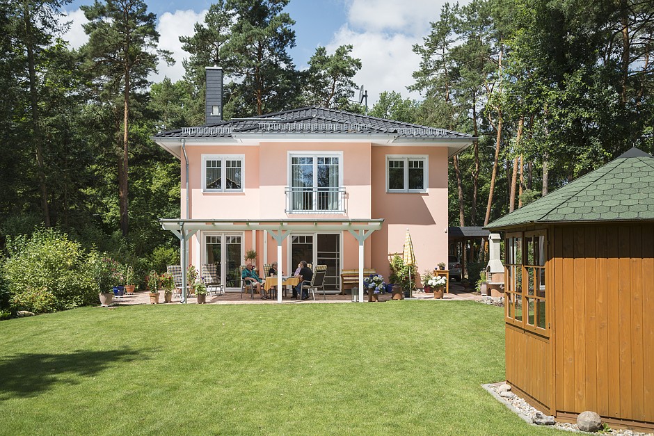 Am südöstlichen Stadtrand von Berlin verwirklichten Christa und Peter Reichhard sowie ihre langjährige Freundin 2011/12 ihre individuell geplante Stadtvilla Lugana mit Roth-Massivhaus. Foto: Roth-Massivhaus/Gerhard Zwickert