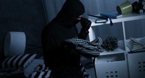 Maskierter Einbrecher hält eine Taschenlampe © Photographee.eu / Fotolia.com