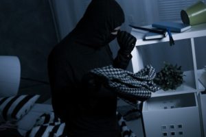 Maskierter Einbrecher hält eine Taschenlampe © Photographee.eu / Fotolia.com