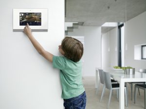 Kinderleichte Bedienung der Haustechnik © Busch-Jaeger