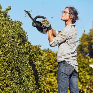 Mehr Bewegungsfreiheit ohne Kabel: Heckenscheren mit Akkuantrieb liegen im Trend. Foto: djd/STIHL