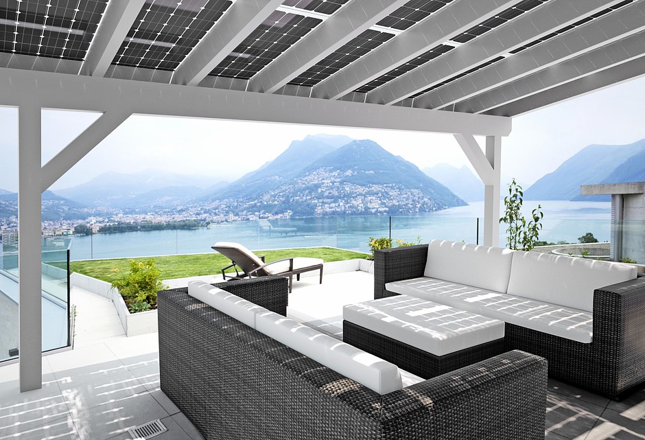 Das neue Solardach für die Terrasse ist Schattenspender, Wetterschutz und Energieproduzent in einem. Foto: djd/www.solarcarporte.de