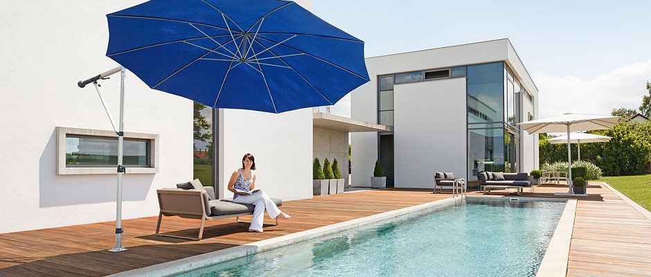 So lässt sich die Sommersonne aushalten: Gut geschützt unter einem seitlich gehaltenen Schirm, der sich leicht verstellen lässt. Foto: djd/May Gerätebau GmbH So lässt sich die Sommersonne aushalten: Gut geschützt unter einem seitlich gehaltenen Schirm, der sich leicht verstellen lässt. Foto: djd/May Gerätebau GmbH