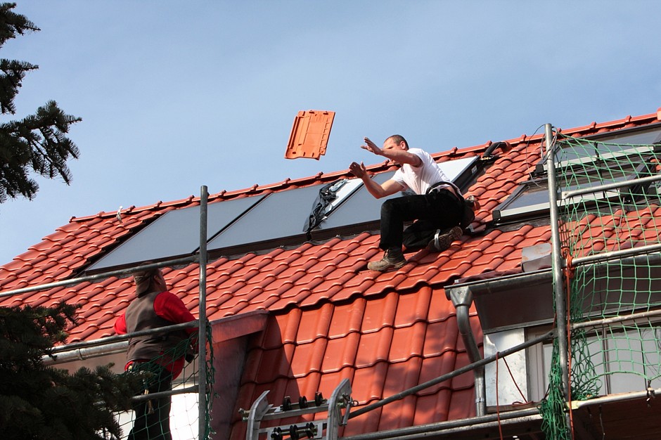 Beschädigte Dachziegel werden erneuert, Solaranlagen routinemäßig inspiziert. Wer kleine Schäden am Dach nach dem Winter rasch beseitigt, spart Kosten für eine spätere, aufwendige und teure Sanierung Foto: Württembergische Versicherung AG