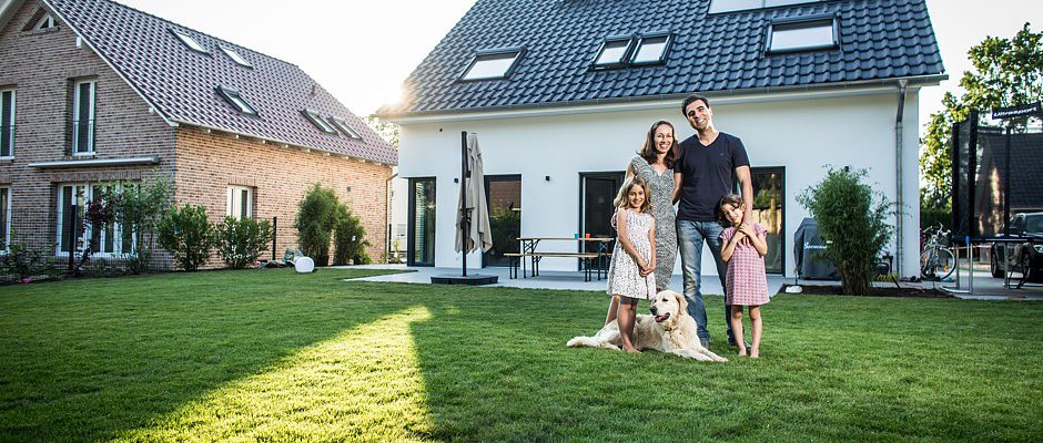 Der Einzug liegt erst drei Monate zurück, aber Familie Schmitzer fühlt sich längst zu Hause und genießt die erste Gartensaison. Der Einzug liegt erst drei Monate zurück, aber Familie Schmitzer fühlt sich längst zu Hause und genießt die erste Gartensaison.