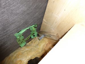 In der Dachkonstruktion hatte sich zum Beispiel infolge ergiebigen Regens auf den Rohbau, durch mangelhafte Reparatur der Unterspannbahn und durchfeuchtete Wärmedämmung Schimmel gebildet.