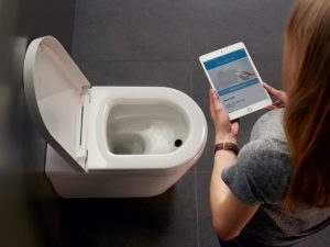 Ab sofort gehört die Zukunft auch Toiletten, die automatisch Urin analysieren. Die Werte dazu werden in einer App auf dem Smartphone oder Tablet angezeigt. Die Benutzer können so jederzeit ihre biologischen Parameter überprüfen und ihre Fitness- und Ernährungsprogramme entsprechend anpassen. Die Innovation kommt nicht von ungefähr. Immer mehr Menschen nutzen digitale Helfer und Apps, um ihr sportliches Training und ihre Lebensweise zu optimieren. „BioTracer“ von Duravit. Foto: VDS / ©Duravit