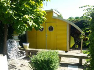 Wer ein Gartenhaus baut, kann auch ganz praktische Beweggründe haben. Anstatt die Garage mit Gartenzubehör vollzustellen, lässt sich mit einem Gerätehaus Platz und Ordnung schaffen. © BGL