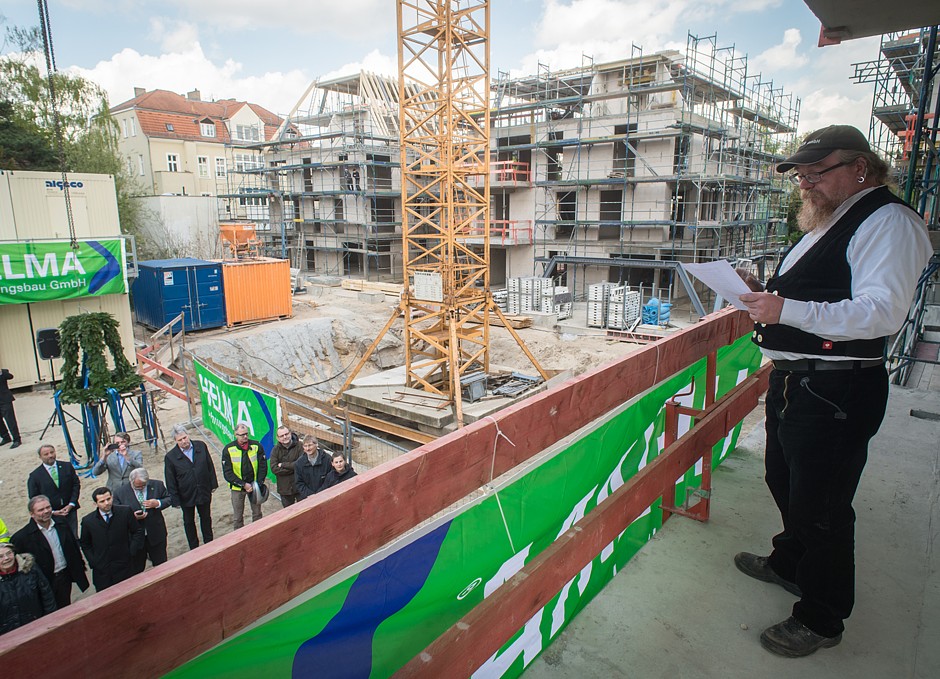 Zimmermeister Jens Peschel, Ing.-Holzbau u. Zimmerei Kandler GmbH, verlas den Richtspruch vor zahlreichen Besuchern des Richtfestes. Foto: HELMA Wohnungsbau GmbH / Claudius Pflug