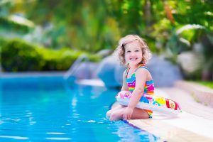 Mit einigen Sicherheitsregeln rund um den Pool steht einer vergnüglichen Badesaison nichts mehr im Wege. Foto: djd/Bundesverband Schwimmbad & Wellness e.V./clipdealer