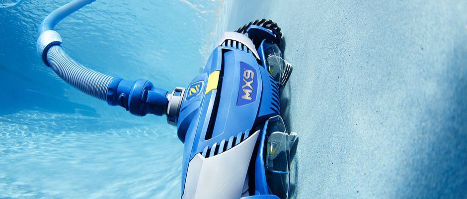Während automatische oder halbautomatische Poolroboter ihren Reinigungsjob im Schwimmbecken erledigen, kann der Poolbesitzer sich angenehmeren Tätigkeiten widmen.© djd/Zodiac Während automatische oder halbautomatische Poolroboter ihren Reinigungsjob im Schwimmbecken erledigen, kann der Poolbesitzer sich angenehmeren Tätigkeiten widmen.© djd/Zodiac