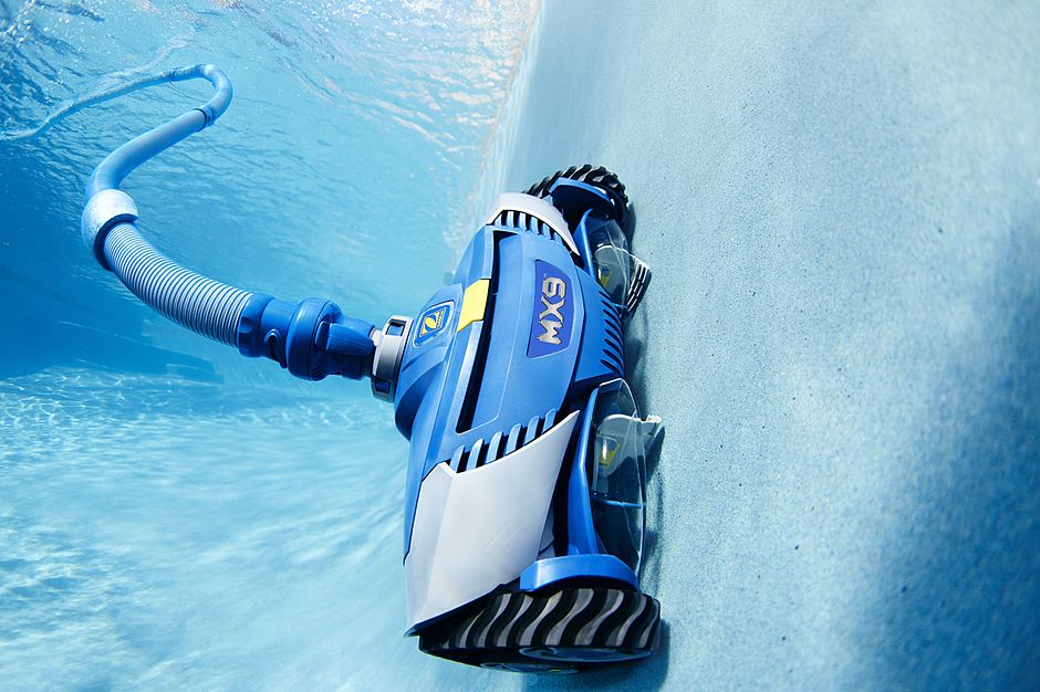 Während automatische oder halbautomatische Poolroboter ihren Reinigungsjob im Schwimmbecken erledigen, kann der Poolbesitzer sich angenehmeren Tätigkeiten widmen.© djd/Zodiac