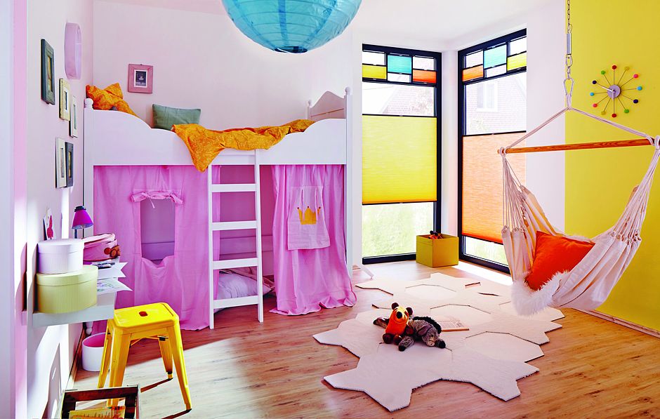 Kinder brauchen ihren ungestörten Schlaf. Mit Rollos lässt sich einfach ein sicherer Licht- und Wärmeschutz am Fenster installieren. Foto: JalouCity/akz-o