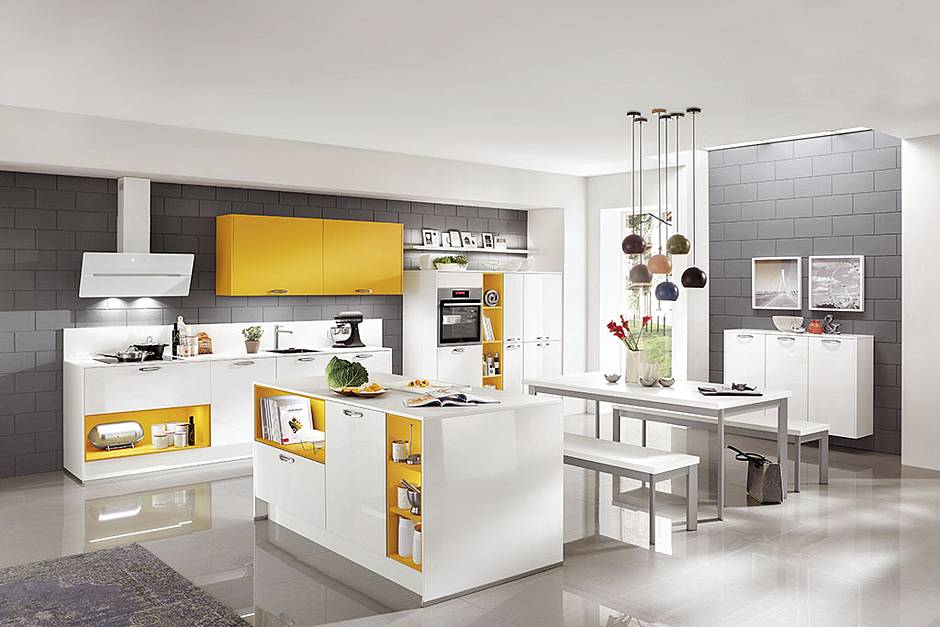 Farbe in der Küche: Eine Portion Sommerfeeling zaubert diese attraktive Wohnküche in Sonnengelb und Weiß in jeden Alltag. Durch die integrierte Regalbeleuchtung kommen die Farbakzente so richtig zum Strahlen.