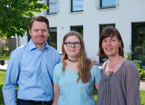 So sieht eine glückliche Bauherrenfamilie aus: Stefan, Emma und Anja Falk (v. l. n. r.). Fotos: HELMA Eigenheimbau AG / Christoph Große