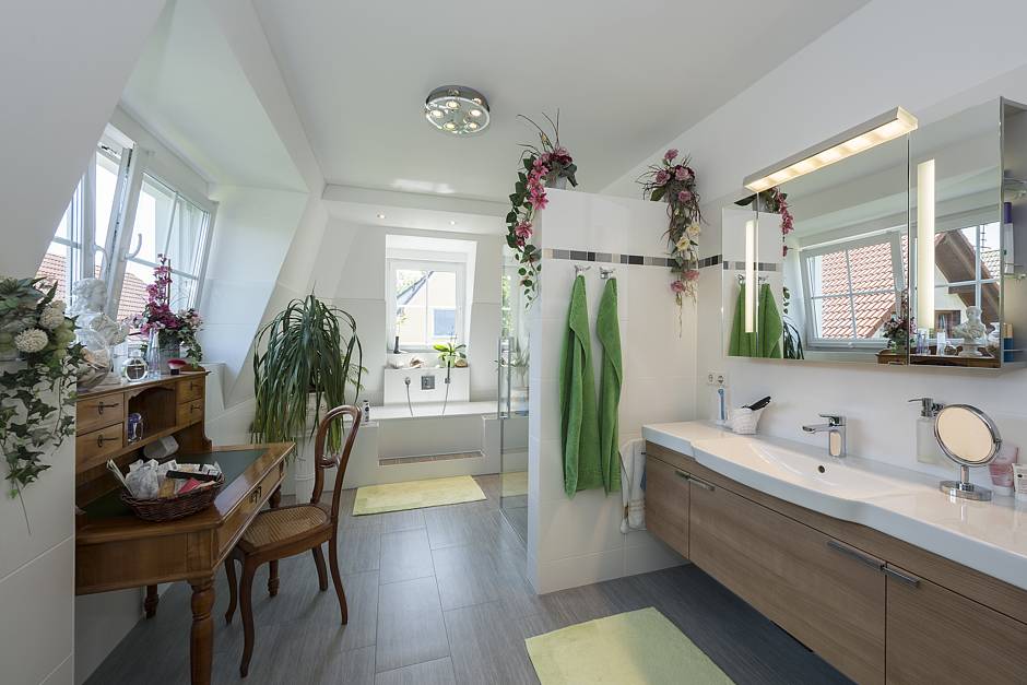 Extrabreite Gaubenfenster lassen die Morgensonne ins Badezimmer. Fotos: Roth-Massivhaus / Gerhard Zwickert