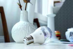 Die Smart White besticht mit einer Lebensdauer von 25 Jahren und besitzt ein Farbtemperaturspektrum von 2.200 bis 4.500 Kelvin bei bis zu 560 Lumen und nur 8,0 Watt Energieverbrauch.