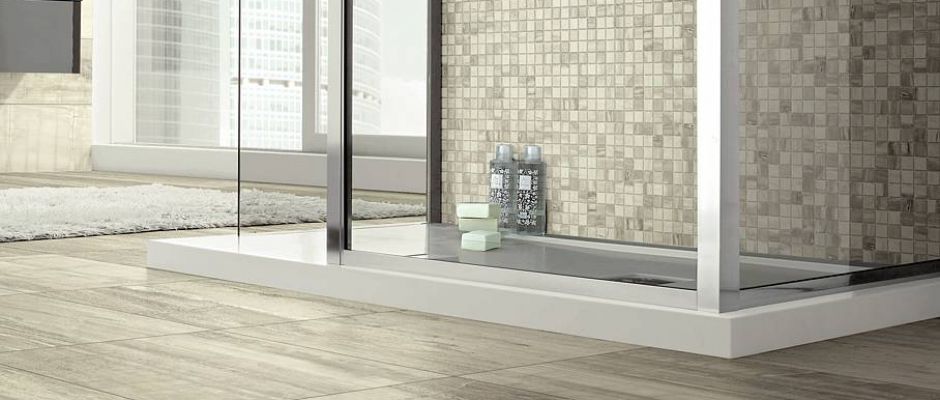 Von dezentem Farbspiel bis fossiler Holzstruktur: Modernes Feinsteinzeug mit passendem Mosaik lässt Bäder weiträumig und stilvoll erscheinen. Bild: Hellweg Von dezentem Farbspiel bis fossiler Holzstruktur: Modernes Feinsteinzeug mit passendem Mosaik lässt Bäder weiträumig und stilvoll erscheinen. Bild: Hellweg
