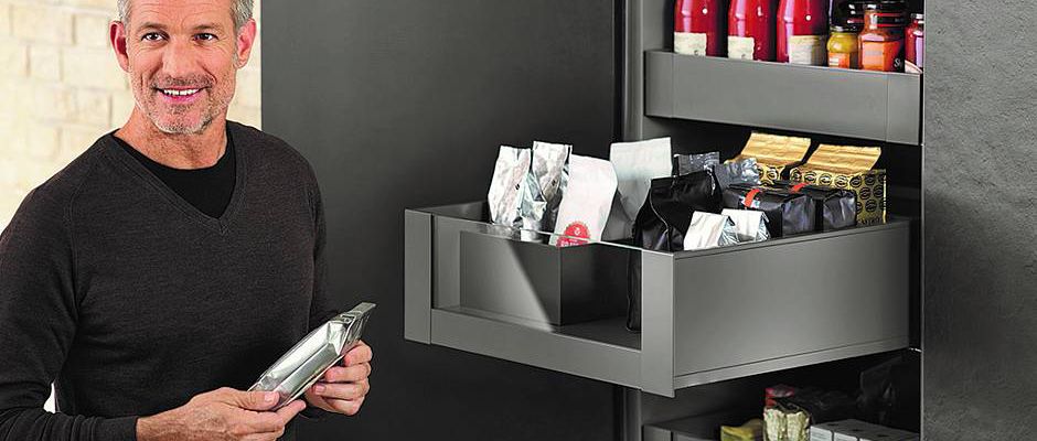 AMK Ergonomie Komfort 02 Bücken und Herumkramen gehören der Vergangenheit an, denn bei diesem praktischen und übersichtlichen Vorratsschrank ist das Staugut von drei Seiten aus bequem zugänglich. Foto: AMK