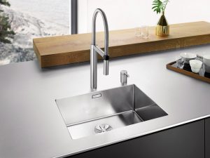 Edelstahl-Spülen strahlen eine klassisch-zeitlose Ästhetik und Brillanz aus. Mit ihren sanft glänzenden Oberflächen lassen sie sich in jedes Küchenumfeld integrieren. Noch dazu ist das Material hitzebeständig, lebensmittelecht, hygienisch und pflegeleicht. Foto: AMK