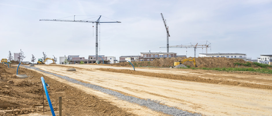 Grundstücke im Umfeld vorhandener Bebauung sind kaum auf dem Markt und bei den Maklern gibt es sogar Wartelisten. Eine vielversprechende Alternative stellen Baugebiete dar. © ThomBal / Fotolia.com