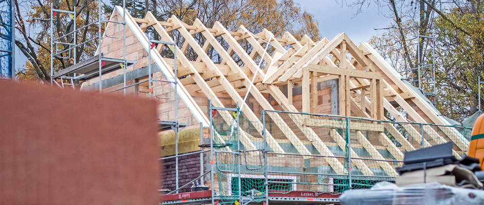 Die Auswahl der Baumaterialen, zum Beispiel der Dämmstoffe, bestimmt maßgeblich, wie groß der "ökologische Fußabdruck" eines neuen Hauses auf Dauer ausfällt. Foto: djd/Bauherren-Schutzbund