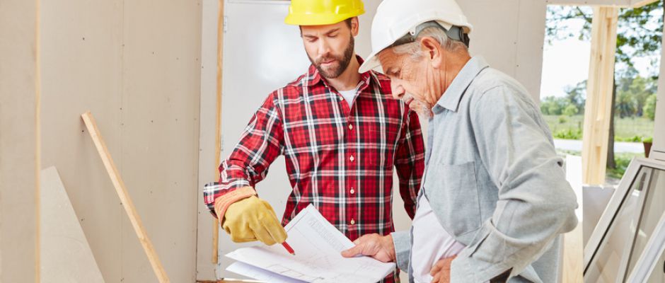 Senior Chef und Vorarbeiter planen Hausbau Der Umbau eines Hauses oder einer Wohnung für eine barrierearme Nutzung im Alter erfordert eine ganz konkrete und individuelle Planung und Betrachtung der vorhandenen Bedingungen. © Robert Kneschke / Fotolia.com
