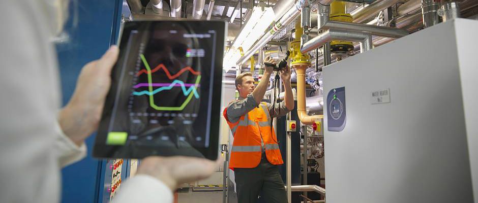 arbeiten heizung foto djdeon Unternehmen investieren verstärkt in den Klimaschutz - und auch Verbraucher können von Energiesparpotenzialen profitieren. © djd/E.ON