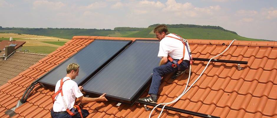 gruende-sonnenkraft-solarthermie Eine Solarthermie nutzt die unterschiedlichsten Gegebenheiten vor Ort und bietet für nahezu jedes Dach eine geeignete Lösung. Foto: djd/BDH