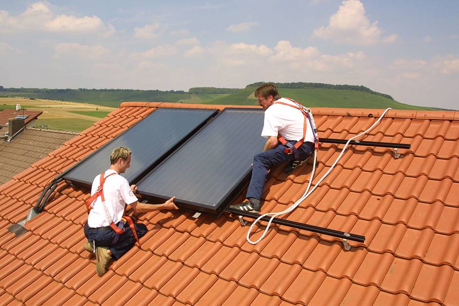 Eine Solarthermie nutzt die unterschiedlichsten Gegebenheiten vor Ort und bietet für nahezu jedes Dach eine geeignete Lösung. Foto: djd/BDH