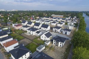 Der HELMA-Wohnpark am Rudower Kanal in Berlin-Neukölln gehört zu den größeren Projekten des Bauträgers. Hier wurden 65 Einfamilien- und Doppelhäuser in unterschiedlicher Architektur gebaut. Die HELMA-Wohnungsbau GmbH agiert seit etwa 20 Jahren in der Region Berlin-Brandenburg und zählt zur Liga der leistungsstarken und sehr erfahrenen Projektentwickler. Foto: HELMA Wohnungsbau GmbH