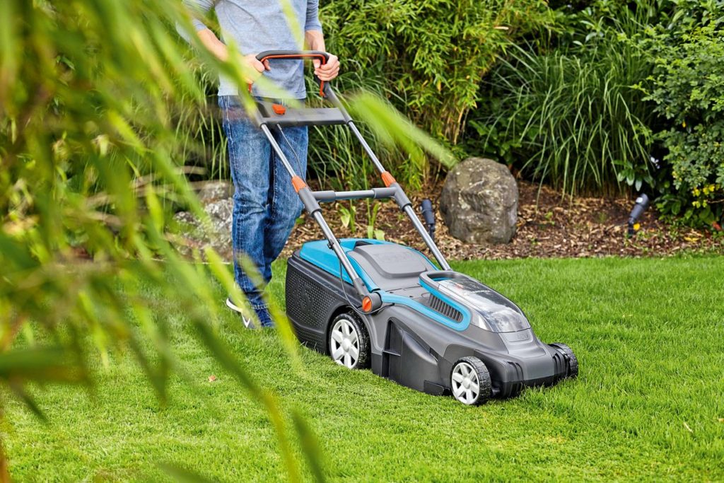 Akku-Rasenmäher arbeiten nicht nur effizient, sondern auch geräuscharm Foto: Hellweg