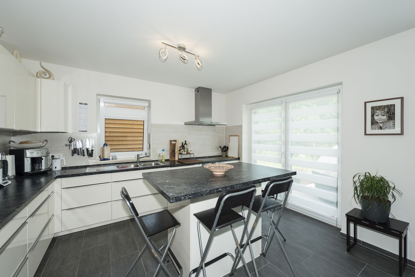 Modern und funktional, lädt die Küche zum Kochen, Essen, Unterhalten ein, ob gemütlich mit Familie oder Freunden. Foto: Roth-Massivhaus / Gerhard Zwickert