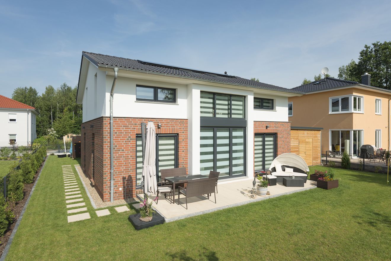 Ein echter Hingucker: Haus Hamburg von Roth Massivhaus fügt sich harmonisch ein in die Umgebungsbebauung im Villenpark Groß Glienicke bei Potsdam. Foto: Roth-Massivhaus / Gerhard Zwickert