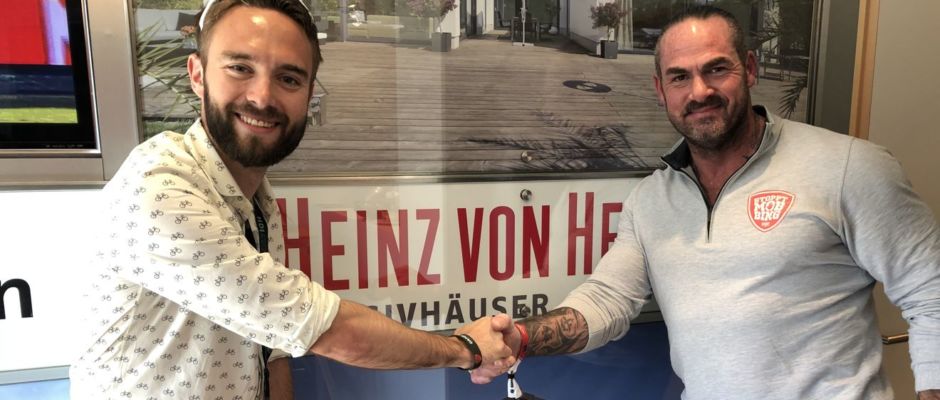 Heinz von Heiden-Geschäftsführer Dr. Helge Mensching und Carsten Stahl trafen sich zum persönlichen Austausch im Rahmen eines Fußballspiels in der HDI Arena in Hannover. In der Heinz von Heiden-Loge wurde die künftige Partnerschaft besprochen. © Heinz von Heiden Massivhäuser Heinz von Heiden-Geschäftsführer Dr. Helge Mensching und Carsten Stahl trafen sich zum persönlichen Austausch im Rahmen eines Fußballspiels in der HDI Arena in Hannover. In der Heinz von Heiden-Loge wurde die künftige Partnerschaft besprochen. © Heinz von Heiden Massivhäuser