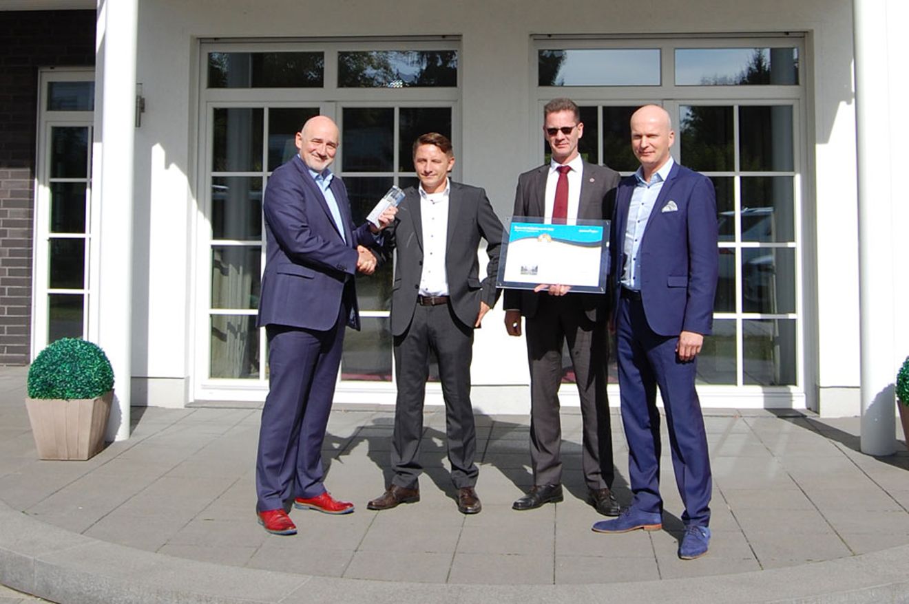 Übergabe der Auszeichnung an Kay-Uwe Lange, Heinz von Heiden Regionalvertriebsleiter