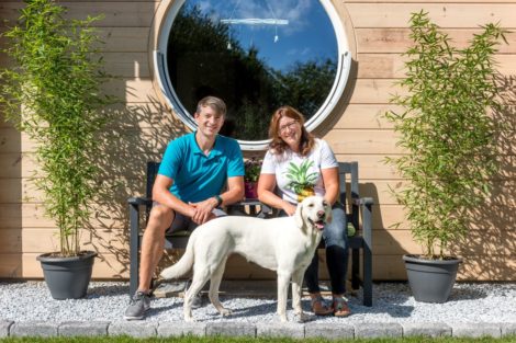 glückliche Bauherren - Haus Lindau von Fullwood Wohnblockhaus Foto: © uwe weiser / FULLWOOD Wohnblockhaus