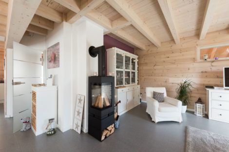 Wohnbereich mit Kamin - Haus Lindau von Fullwood Wohnblockhaus Foto: © uwe weiser / FULLWOOD Wohnblockhaus