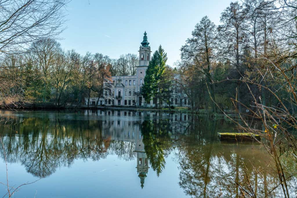 Blick über den Schloss See zur Ruine von Schloss Dammsmühle in Wandlitz