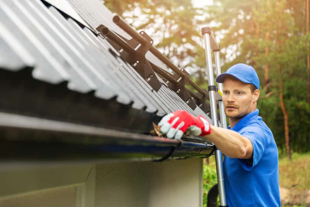 Zur Dachinspektion gehört auch die Reinigung der Dachrinne Foto: ronstik / shutterstock.com