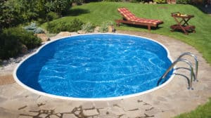 Für sauberes Wasser im Gartenpool sorgt eine Poolpumpe