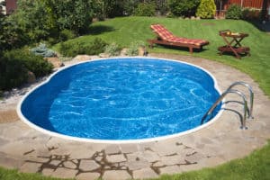 Für sauberes Wasser im Gartenpool sorgt eine Poolpumpe