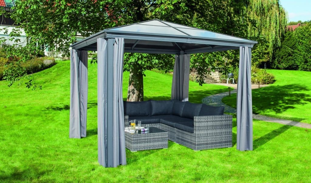 Der HAVESON Gartenpavillon „Norderney“ bietet Gartenmöbeln durch seine Polycarbonat-Dachplatten optimalen Schutz vor Witterungseinflüssen. © HELLWEG