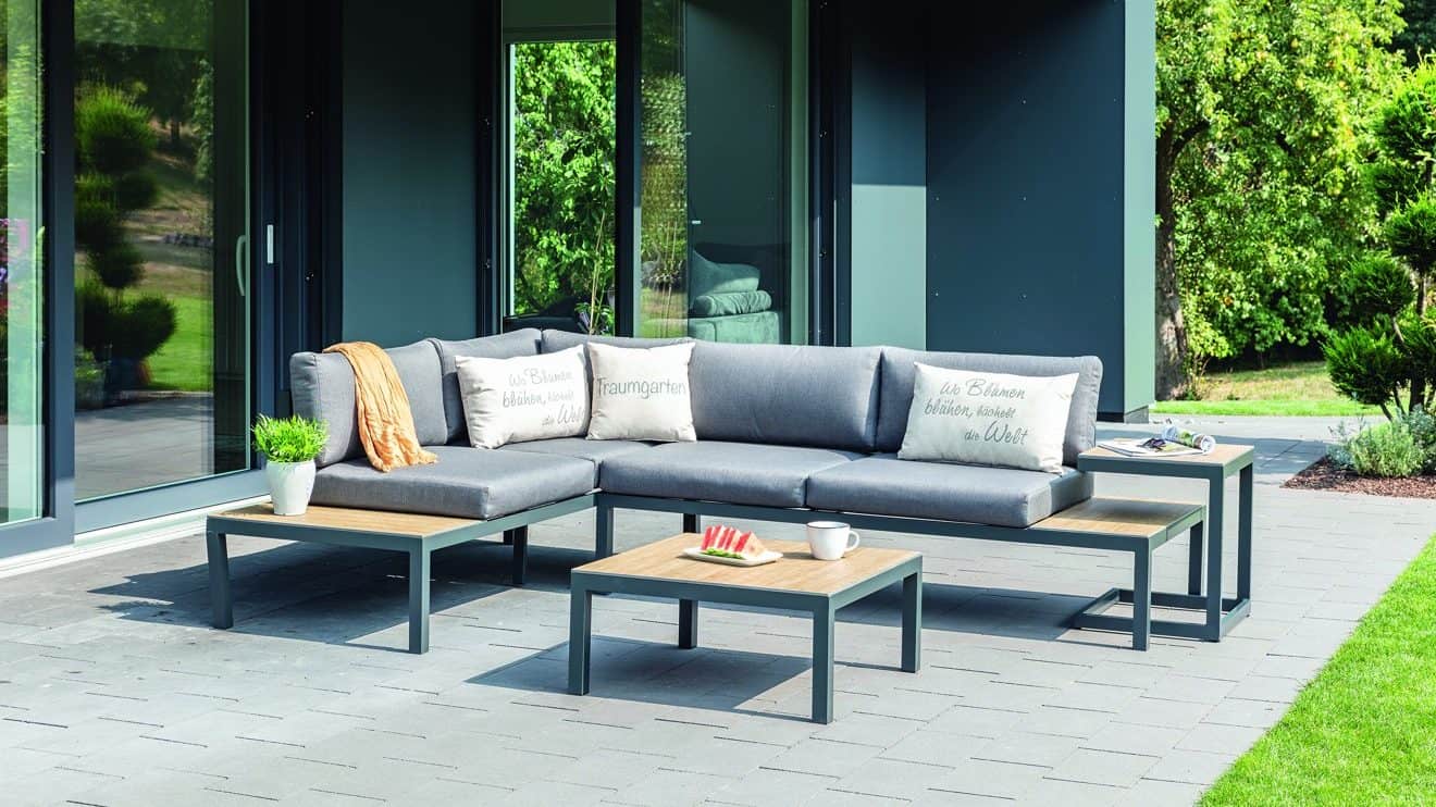 Die zeitlos elegante HAVESON Gartenmöbelgruppe „Lugano“ kombiniert die wetterfesten Materialien Aluminium und HPL. © HELLWEG