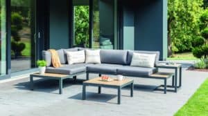 Die zeitlos elegante HAVESON Gartenmöbelgruppe „Lugano“ kombiniert die wetterfesten Materialien Aluminium und HPL. © HELLWEG