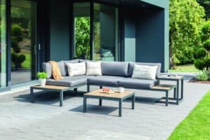 Die zeitlos elegante HAVESON Gartenmöbelgruppe „Lugano“ kombiniert die wetterfesten Materialien Aluminium und HPL. © HELLWEG