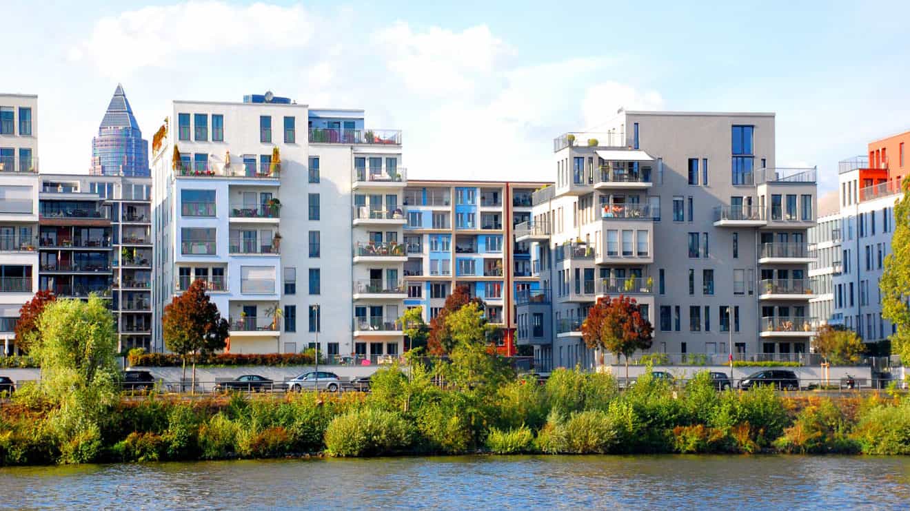 Moderne Immobilien am Fluss Foto: ©miss_mafalda - stock.adobe.com